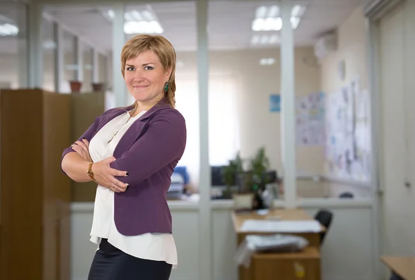 Femme mûre cadre d'entreprise au bureau — Photo