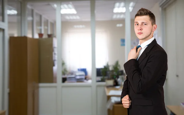 Engraçado jovem homem de negócios dentro escritório fundo — Fotografia de Stock