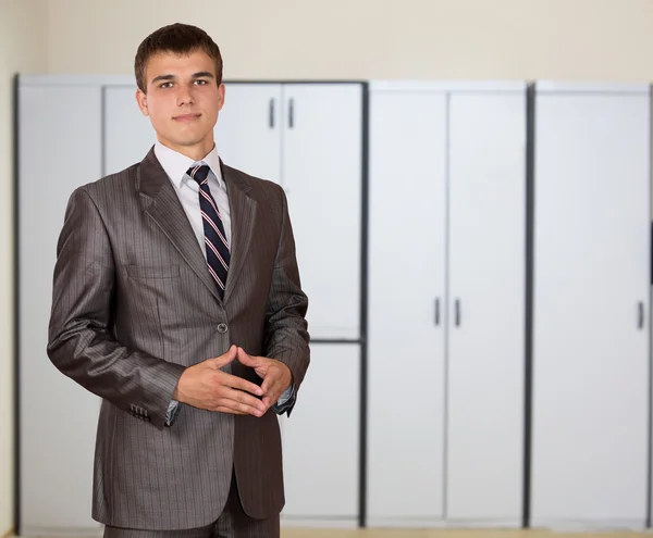 Representante joven hombre de negocios en la oficina —  Fotos de Stock