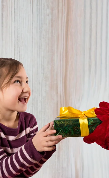 Santa Claus jest dawanie prezent na Boże Narodzenie na dziecko — Zdjęcie stockowe