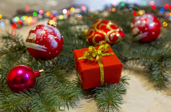 Año Nuevo Saludos composición con caja de regalo decorada — Foto de Stock