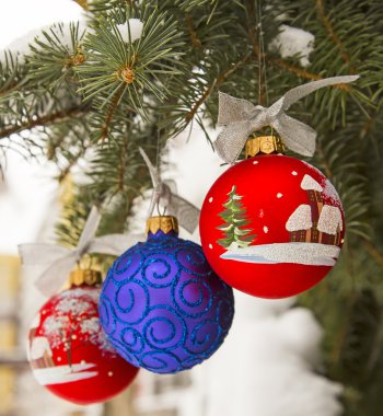 Noel ağacı ve süs eşyaları ile kış kompozisyon