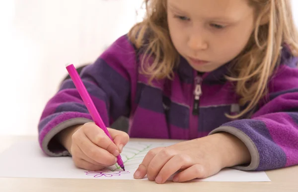 Criança desenha o quadro com caneta colorida. Sério, rosto absorvido — Fotografia de Stock