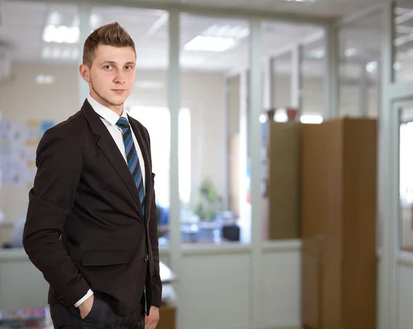 Jovem homem de negócios no escritório — Fotografia de Stock