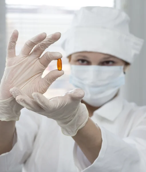 Female doctor explores the new medicine — Stock Photo, Image