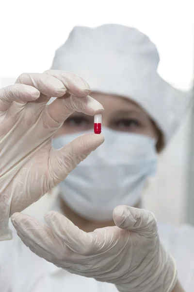Orvosi kutató tárja fel az új gyógyszert — Stock Fotó