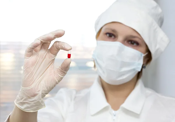 Peneliti medis mengeksplorasi obat baru — Stok Foto