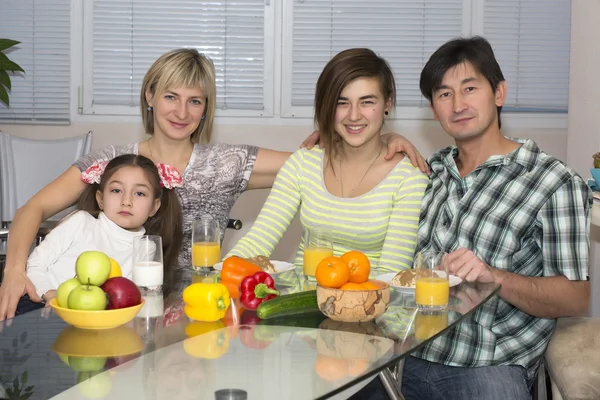 Frukost med multietnisk familj — Stockfoto