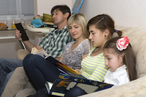 Familia de lectura — Foto de Stock