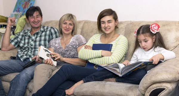 Čtení rodina — Stock fotografie