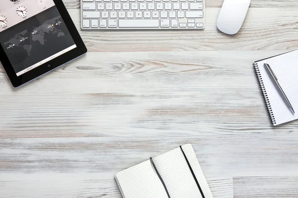 Ahşap masa üzerinde çalışma alanı