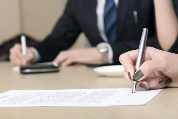 Female businessperson signs contract — Stock Photo, Image