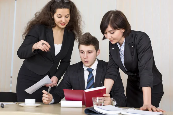 Grupo de empresários discutem horário de trabalho — Fotografia de Stock