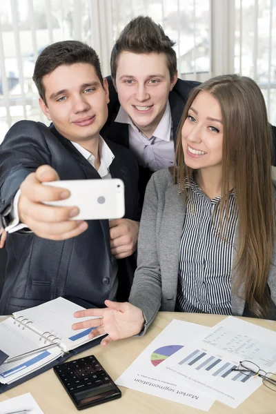 Šťastný, spolupracovníků je Selfy — Stock fotografie