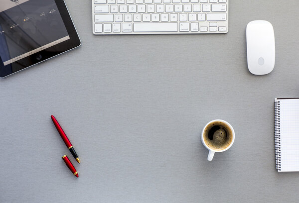 Современное рабочее место на сером деревянном столе
