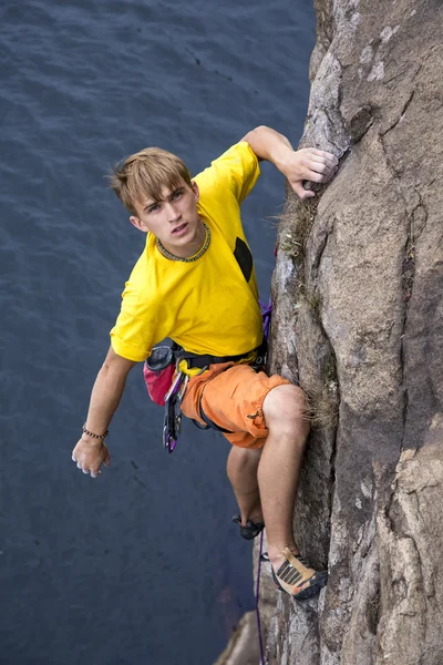 Jovem alpinista masculino — Fotografia de Stock