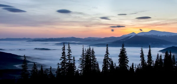 Sonnenaufgang in den Bergen — Stockfoto