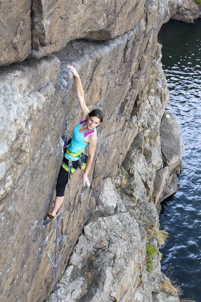 Mulher alpinista pendurada sobre o abismo — Fotografia de Stock