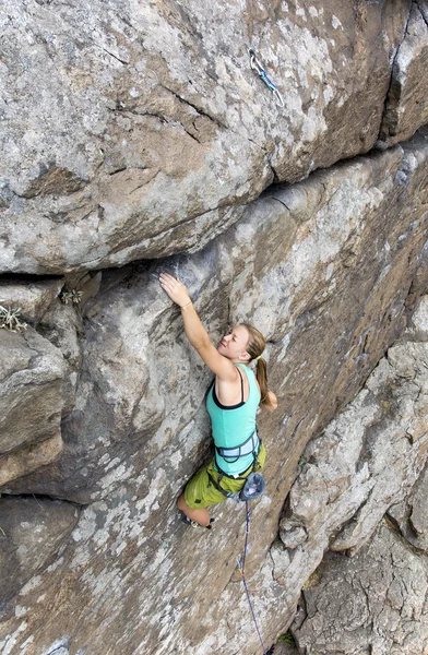 Vrouwelijke rock klimmer opknoping over de afgrond — Stockfoto