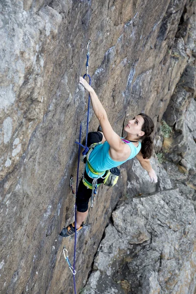 Femme grimpeuse suspendue au-dessus de l'abîme — Photo