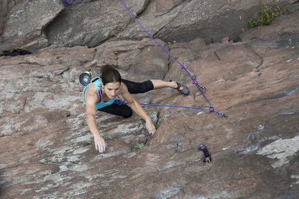 Mujer escaladora colgando sobre el abismo — Foto de Stock