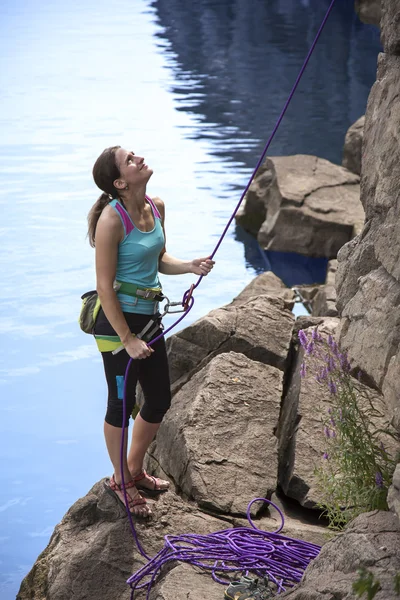 Vrouwelijke klimmer belaying — Stockfoto