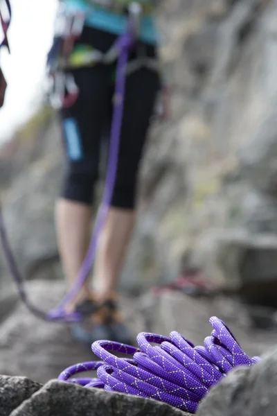 Corde d'escalade violette et les jambes de l'alpiniste — Photo