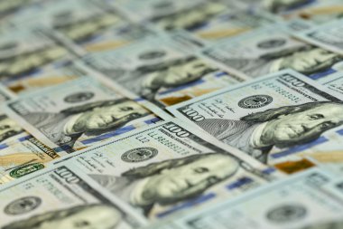 Yeni bize yüz notlar nakit yığını