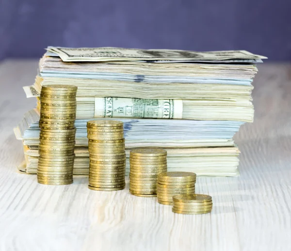 Coins and cash notes in large stack and columns — Stock Photo, Image