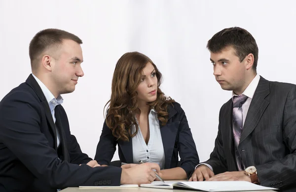 Three business people discuss the deal — Stock Photo, Image