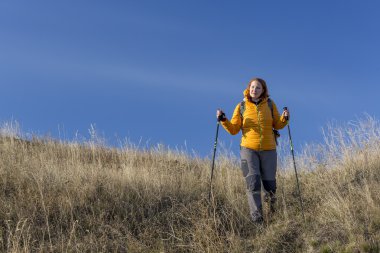 Kadın uzun yürüyüşe çıkan kimse downhil yürür