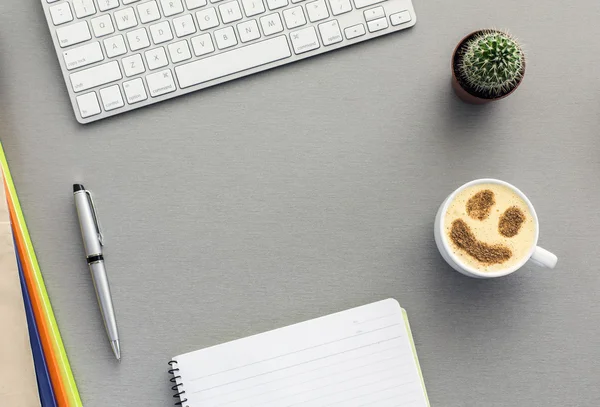 Kaktüs ve kapuçino gri masa ofis çalışma alanı