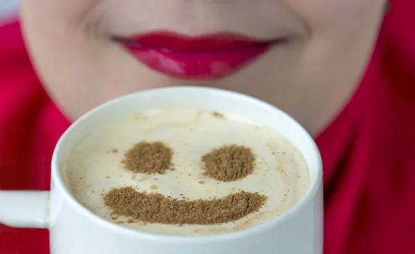 Taza de café con forma sonriente en la espuma — Foto de Stock