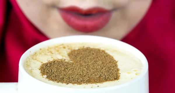 Taza de café con forma de corazón en la espuma — Foto de Stock