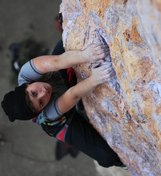 Hands of female climber holding the edge — Stock Photo, Image