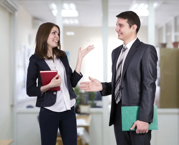 Jeunes gens d'affaires qui discutent — Photo