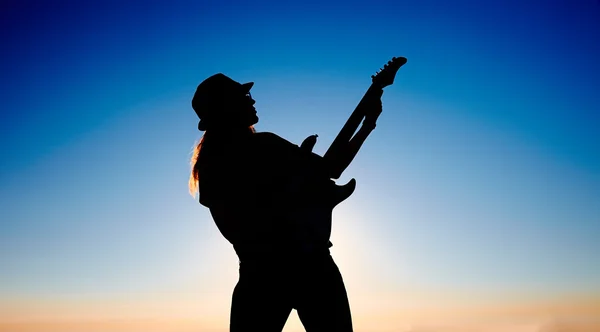 Silhueta de mulher busker na frente do nascer do sol — Fotografia de Stock