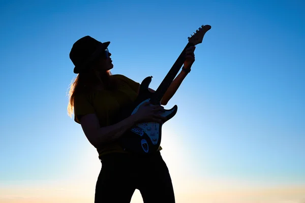 Silueta de mujer busker delante del amanecer — Foto de Stock