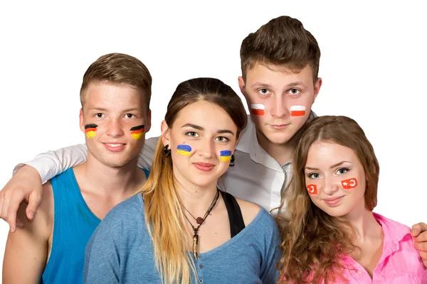 Quatre adolescents avec des drapeaux dessinés sur les visages sur fond blanc — Photo