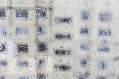 Pencerede yağmur damlaları