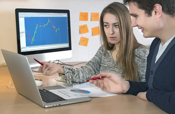 Joven hombre y mujer mirando la pantalla del ordenador — Foto de Stock