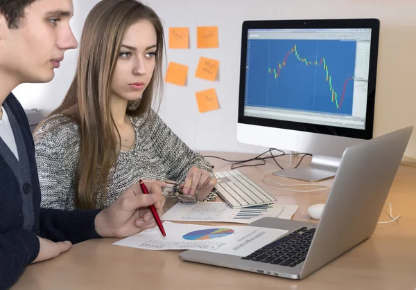 Jonge man en vrouw die kijken naar computerscherm — Stockfoto