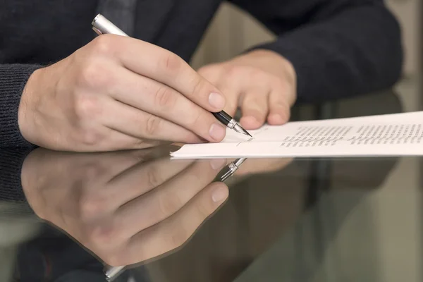 Manos de hombre firmando papel formal — Foto de Stock