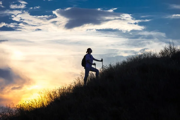 Caminante femenina camina a lo largo de la cresta — Foto de Stock