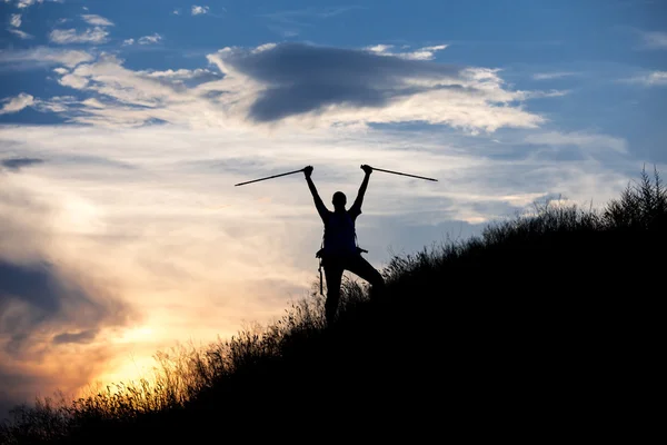 Silhouet van vrouw met opgeheven handen — Stockfoto