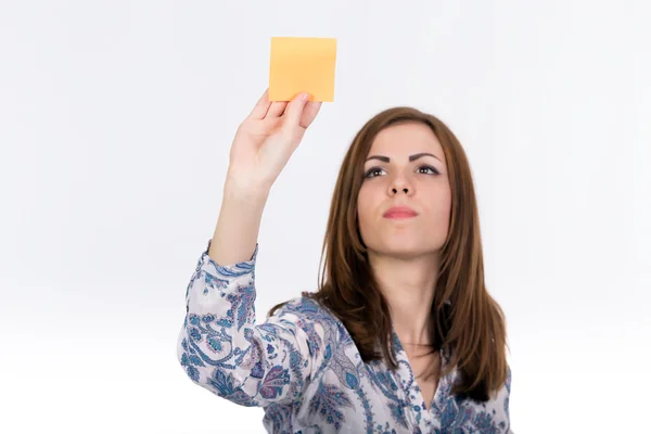 Jonge dame hecht sticker aan de Raad van bestuur — Stockfoto