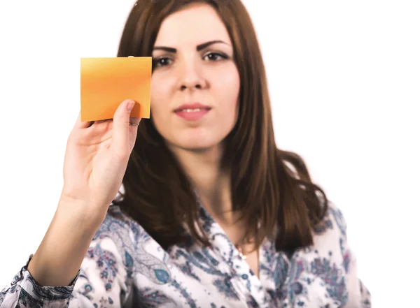 Jovem senhora atribui adesivo para a placa — Fotografia de Stock