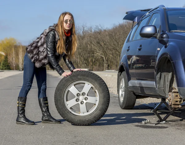 Female driver repairs car — Stock Photo, Image