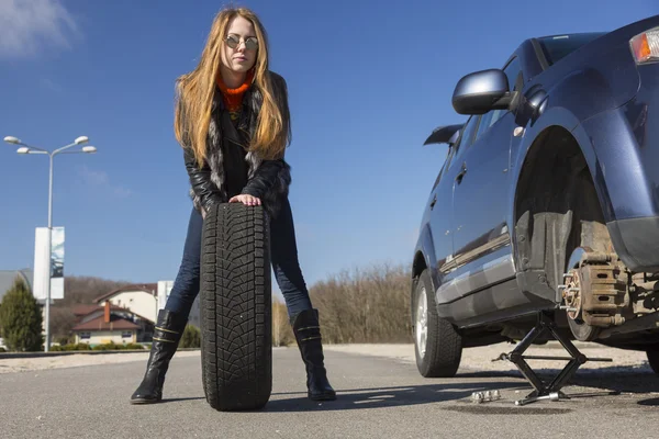 Motorista feminino reparos carro — Fotografia de Stock