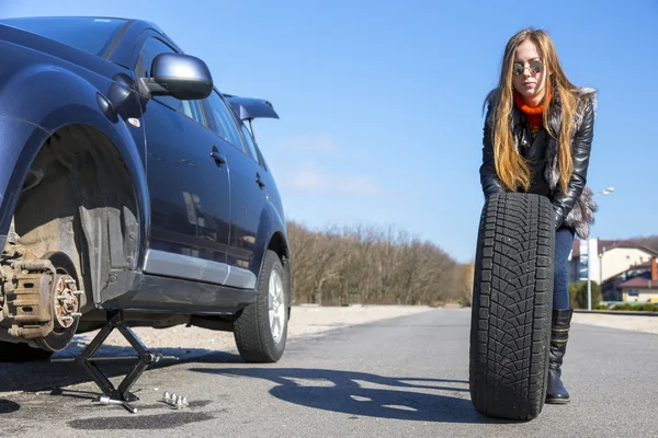 Female driver repairs car — Stock Photo, Image